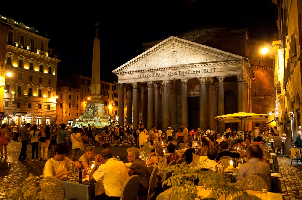 Place du Panthéon à Rome, vue de nuit
