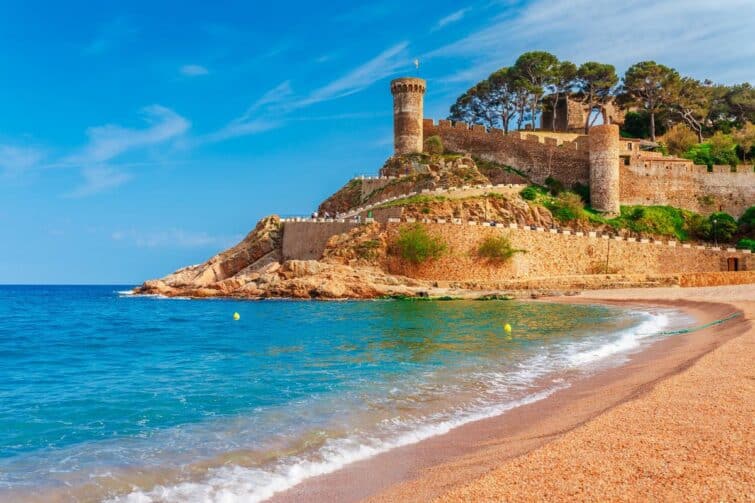Ancien château et plage de Tossa de Mar en Catalogne, Espagne