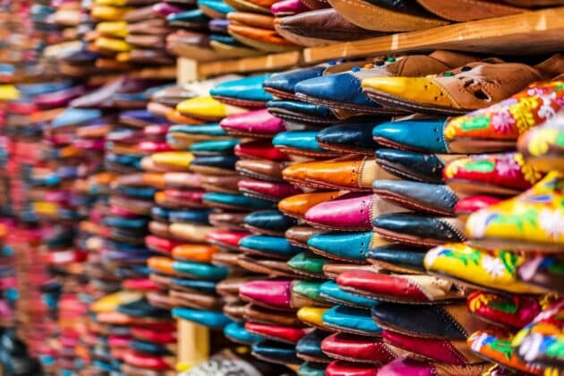 Babouches colorées en cuir dans le souk de Fès, à côté des tanneries, au Maroc