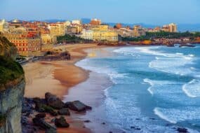Biarritz et ses célèbres plages de sable avec les vagues, France
