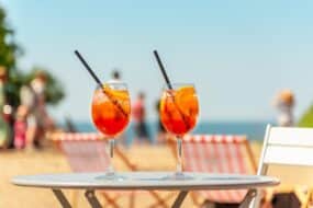 Cocktails en terrasse avec vue sur la mer
