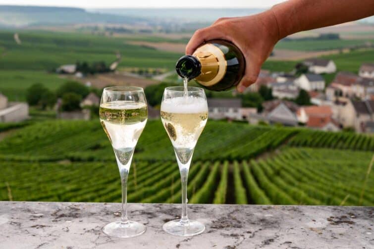 Coupes de champagne devant un vignoble
