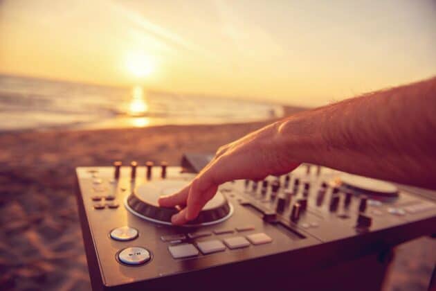 DJ sur la plage