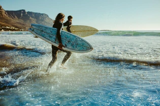 Deux surfeurs planches à la main