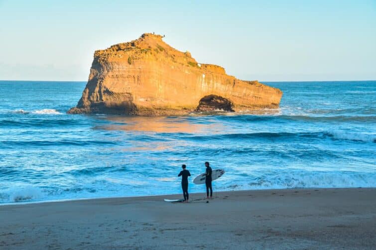 Deux surfeurs qui s'apprêtent à rentrer dans l'eau, Biarritz, France
