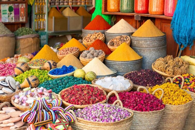 Épices et colorants trouvés au souk à Marrakech, Maroc
