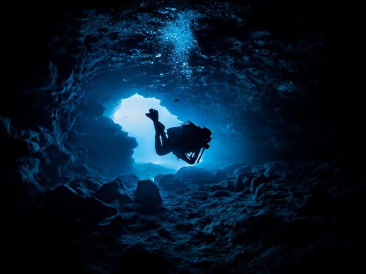 Exploration d'une grotte en plongée sous-marine