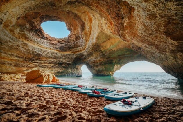Explorer les grottes de l'Algarve en paddle