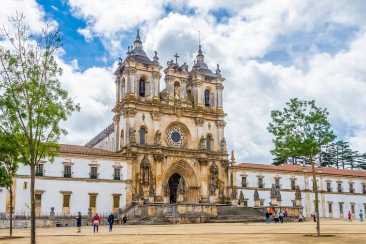 Façade du Monastère Santa Maria de Alcobaça au Portugal