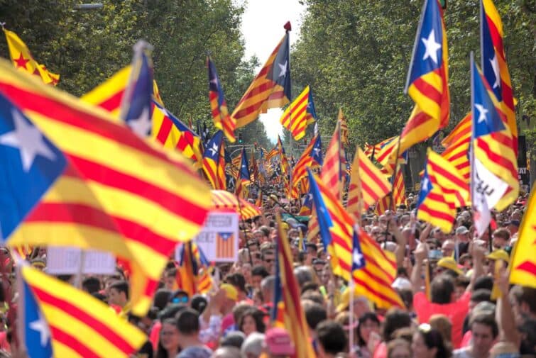 Foule avec des drapeaux catalans durant la Fête de la Diada