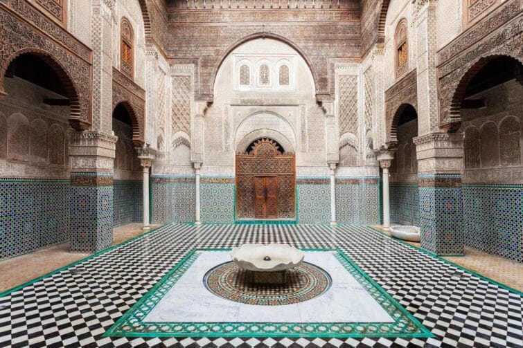 Intérieur de la Médersa el-Attarine à Fès, Maroc