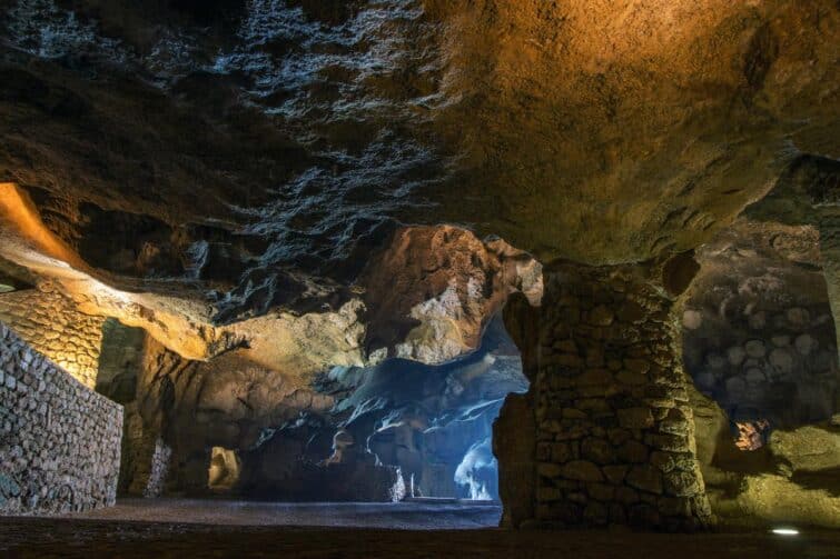 Intérieur des Grottes d'Hercule à Tanger, Maroc
