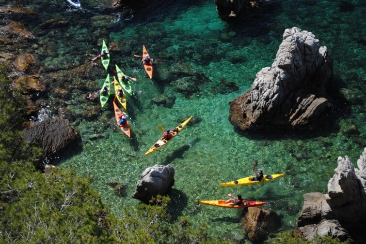 Kayak dans la mer, à Lloret de Mar, Catalogne