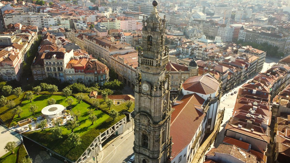 La Torre dos Clérigos au Portugal vue du ciel