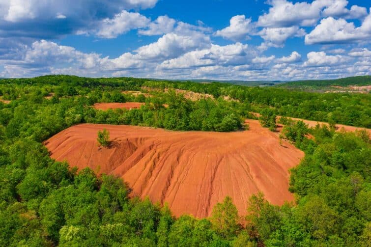Les montagnes rouges du parc géologique de bauxite de Gánt, Hongrie