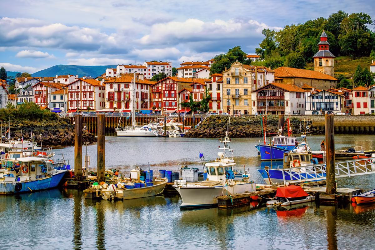 Maisons traditionnelles basques colorées dans le port de la vieille ville de Saint-Jean-de-Luz, France