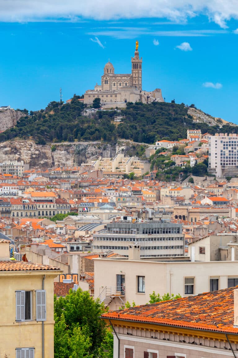 Vue sur la Basilique Notre-Dame de la Garde à Marseille par temps ensoleillé