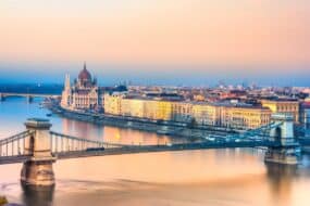 Panorama sur le pont de chaînes et le parlement de Budapest