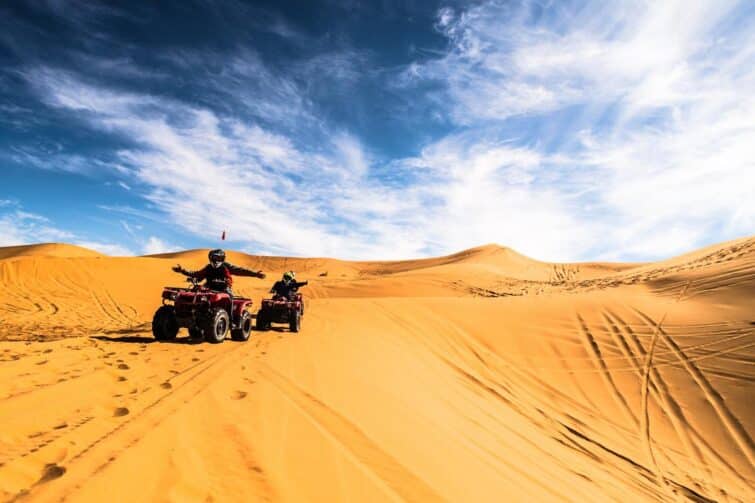 Quads dans les dunes du Sahara, Maroc