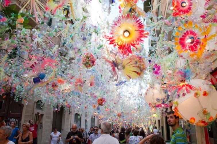 Rue décorée pour la Fête de Gracia à Barcelone
