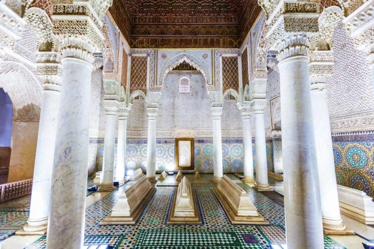 Salle des 12 colonnes dans les tombeaux Saadiens, Marrakech, Maroc