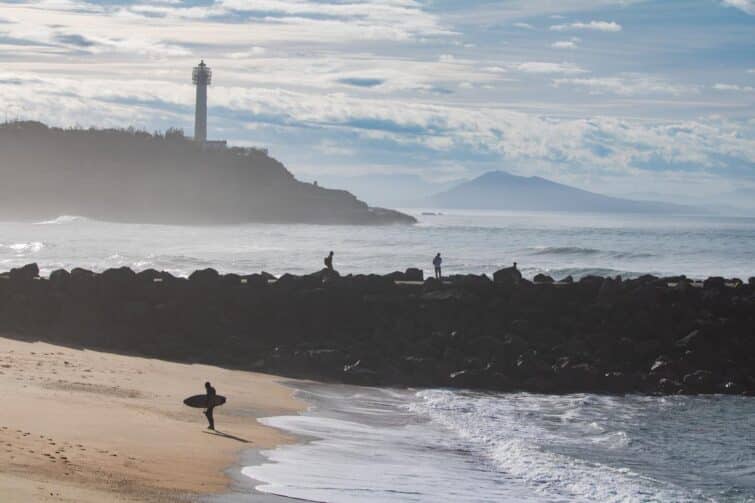 Surf sur le littoral d'Anglet près de Biarritz
