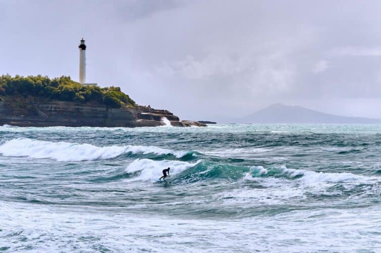 Surf sur les vagues de Biarritz