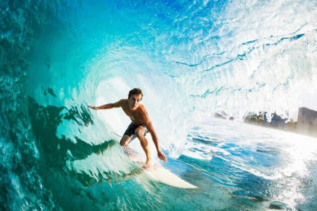 Surfeur dans le creux de la vague