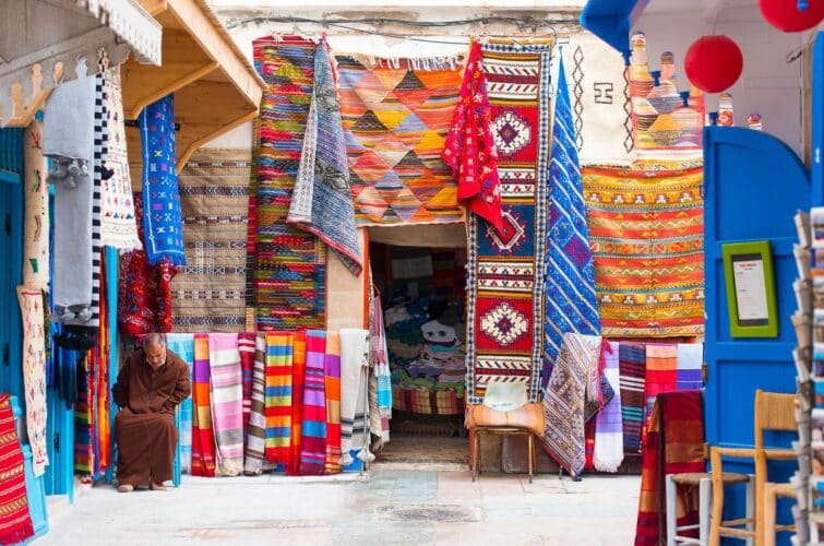 Tissus colorés sur le marché d'Agadir au Maroc