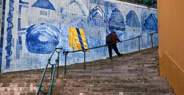 Un homme monte un escalier décoré en azulejos, Libonne, Portugal