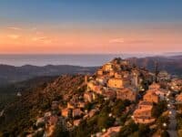 Village corse au coucher du soleil