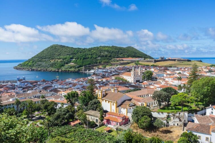 Vue ensoleillée d'Angra do Heroismo, Açores, Portugal