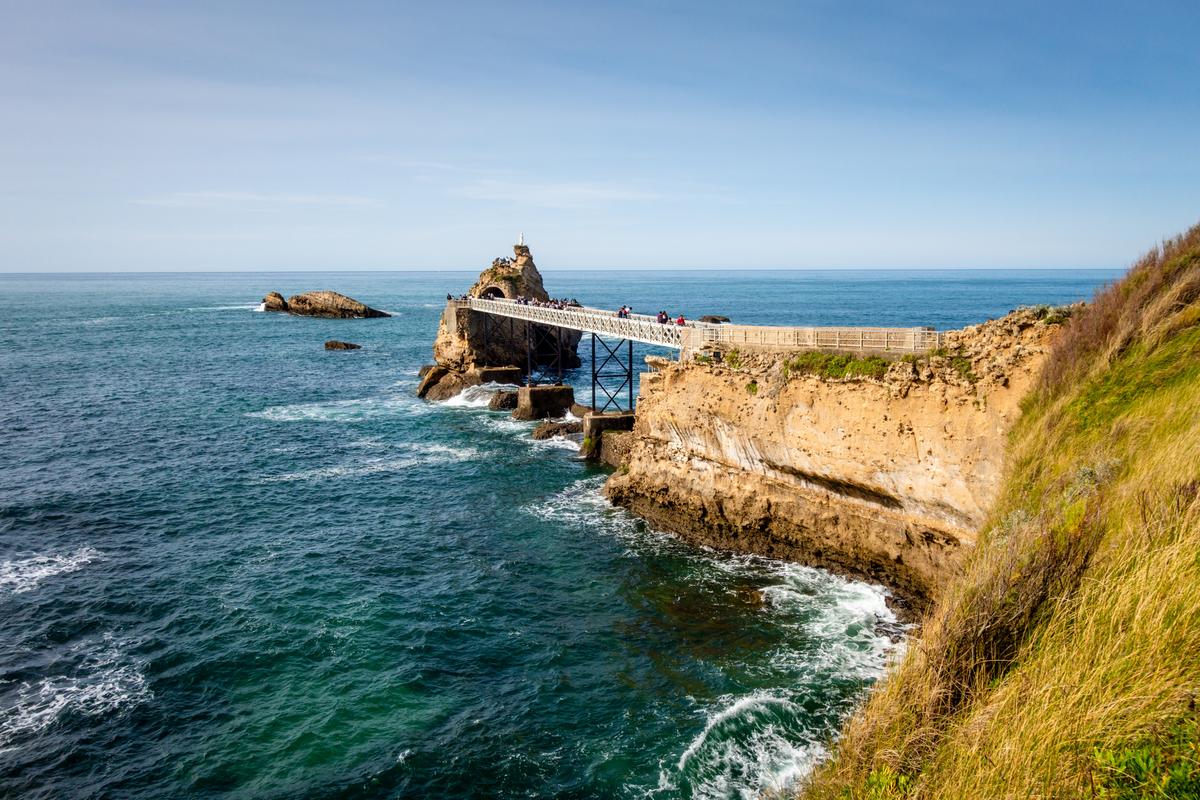 Vue sur Rocher de la Vierge à Biarritz au coucher du soleil