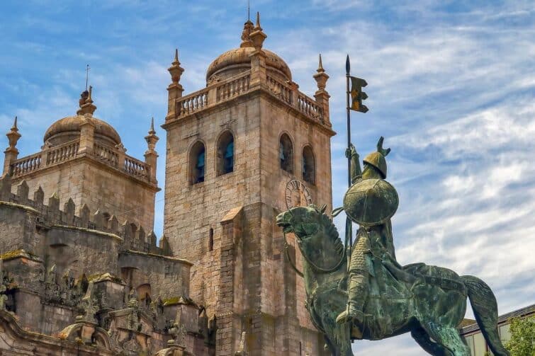 Vue sur la cathédrale et le Pilier du monument de Porto