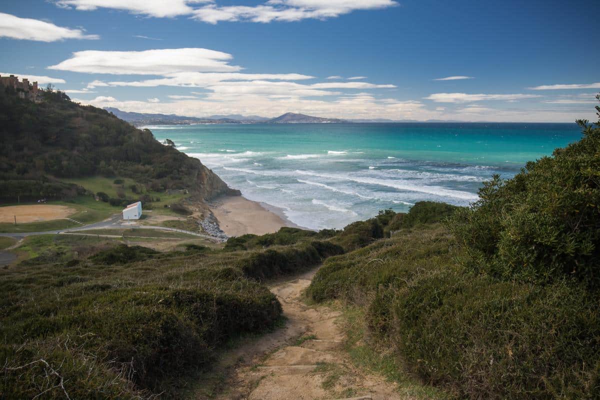 Vue sur l'océan Atlantique depuis la plage à Bidart