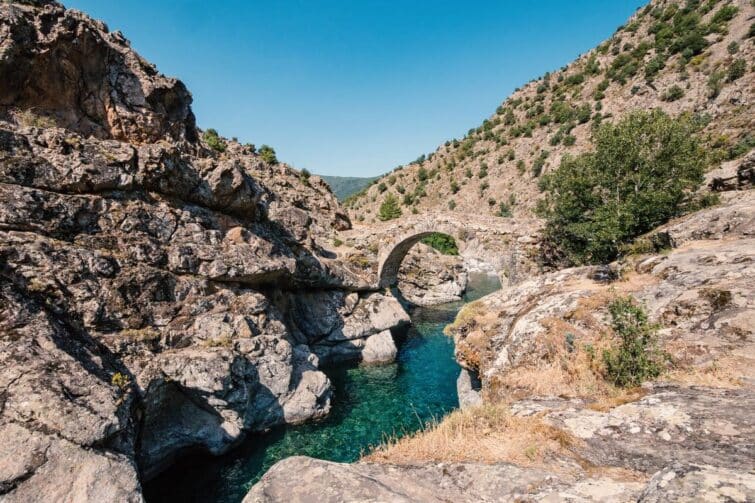 ancien pont génois dans la vallée d'Asco, Corse