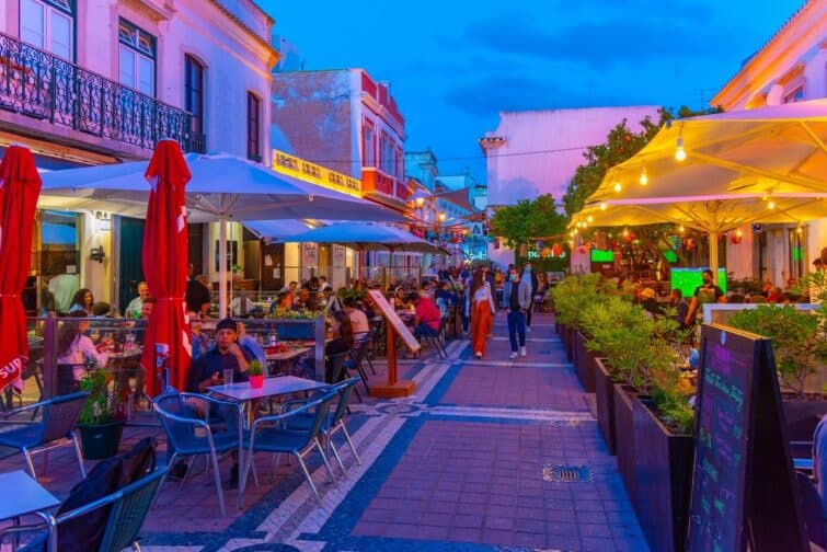 bars et restaurants dans une rue de Faro