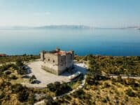 Château médiéval de Nehaj surplombant la mer Adriatique