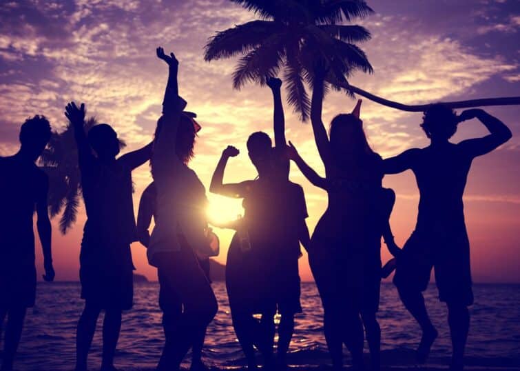 danse sur la plage au coucher de soleil