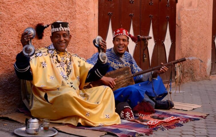 joueurs de gnaoua dans les rues de Marrakech