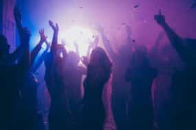 personnes dansant en discothèque