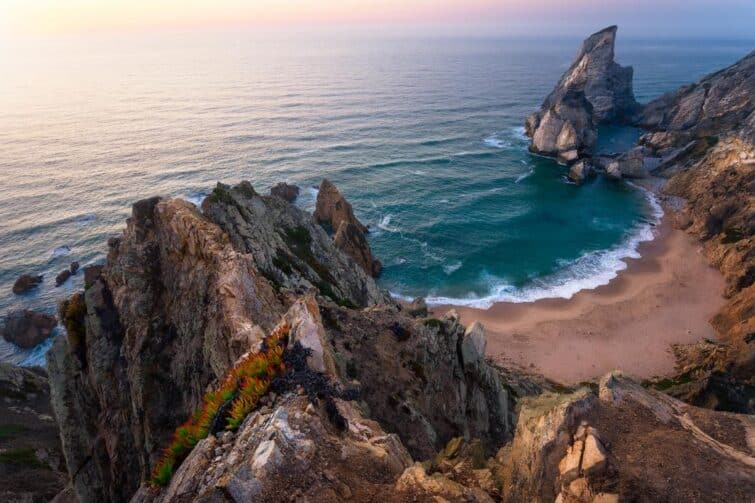 plage de Praia da Ursa avec les rochers en forme d'ours, Sintra, Portugal