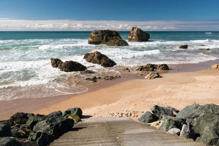 plage milady avec rochers près de biarritz