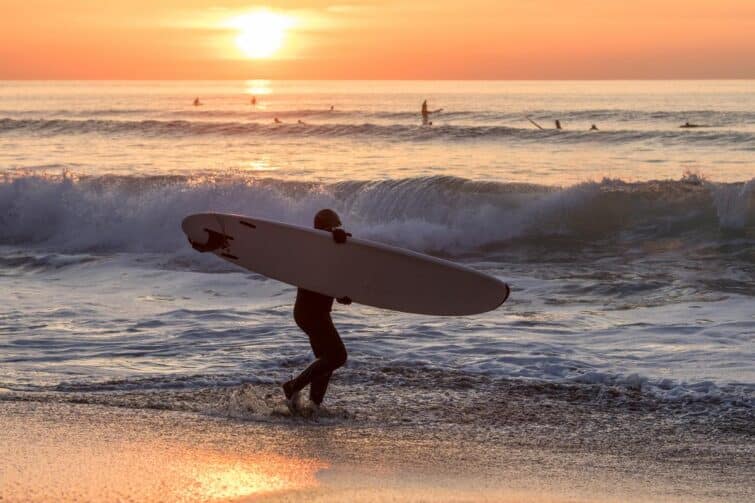 surfeur allant à l'eau avec sa planche