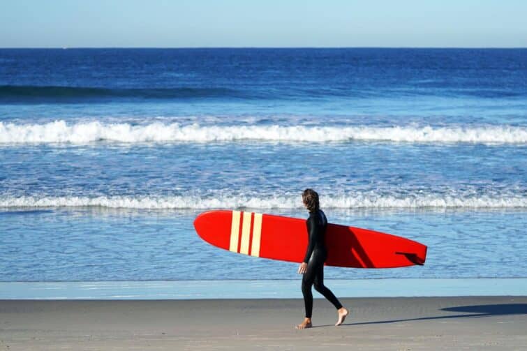 surfeur avec un longboard