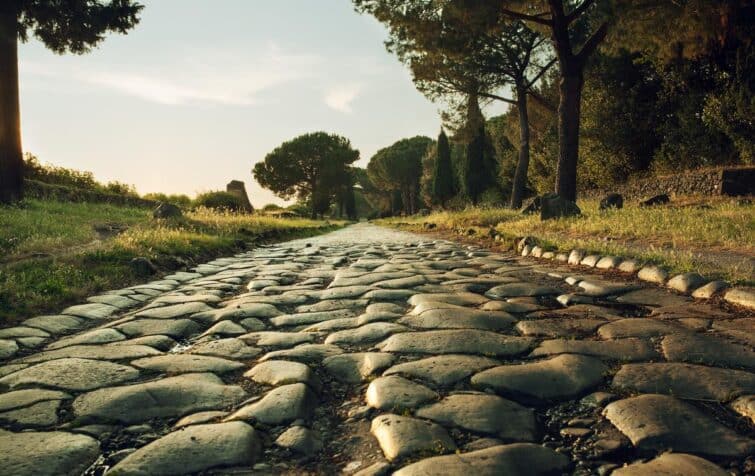 Antique route , Via Appia Antica à Rome, Italie au coucher du soleil, traversant la campagne