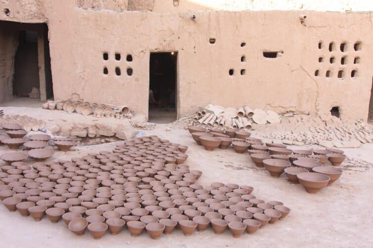 Atelier traditionnel de poterie, Tamgrout, Maroc