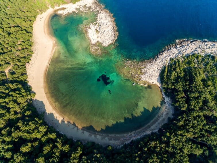Baie de Saplunara sur l'île de Mljet en Croatie