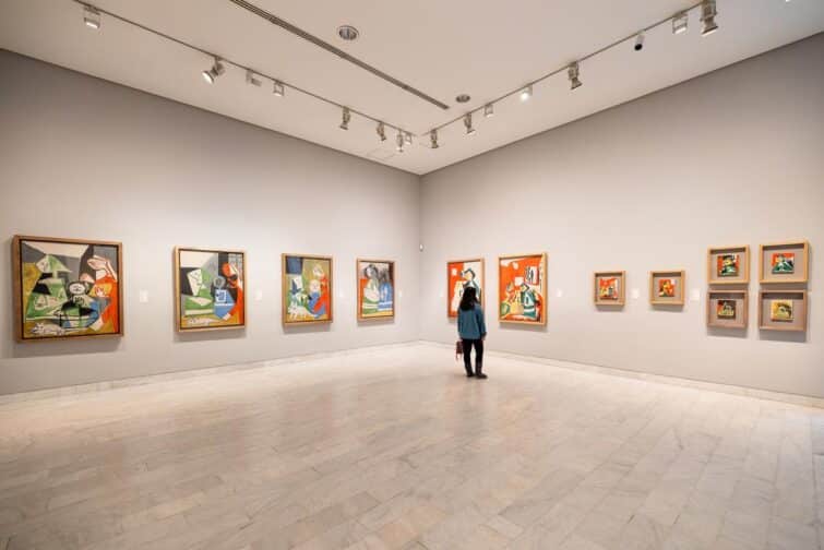 Barcelone, Espagne - Janvier 2023 : Femme regardant les tableaux du Musée Picasso