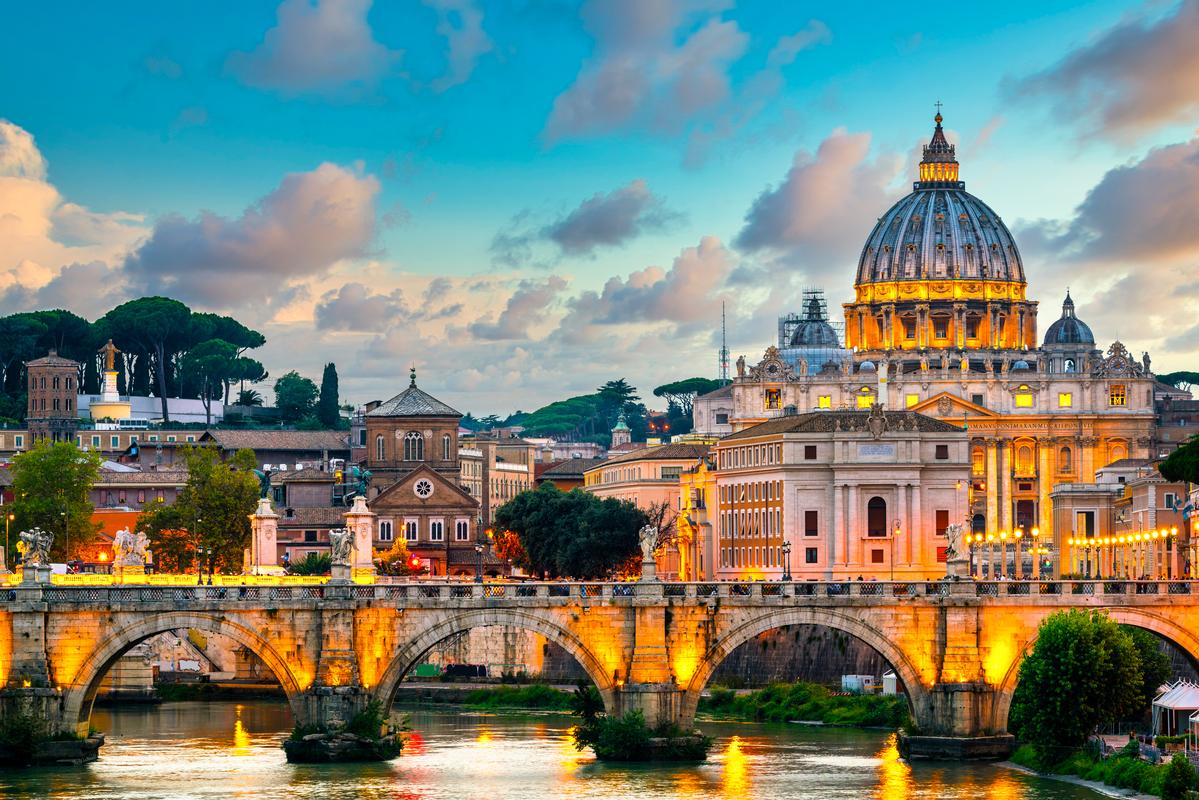 Basilique Saint-Pierre et pont Ponte Vittorio Emanuele II au Vatican, Rome.Italie